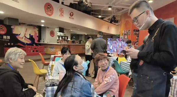 An autistic barista Tongtong was taking volunteers' order in a cafe named 