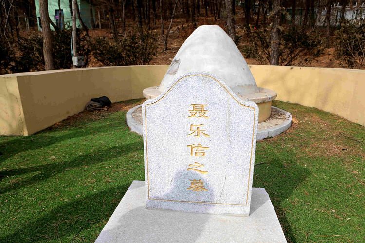 The tomb of Nielsen Ellen (1871–1961), a Danish missionary