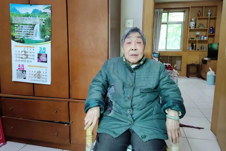 A senior female believer Shi Xueyun in Xi'an, Shaanxi