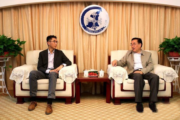 Rev. Wang Jun, chairman and president of Shaanxi CC&TSPM, talked with Matthew Fung, general secretary of Christian Communications LTD., Hong Kong, during a visit on June 2, 2023.