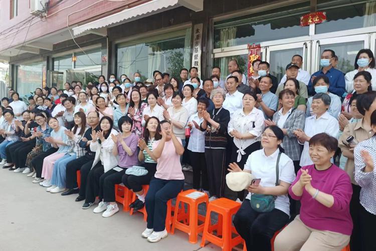 Trainees clapped their hands at the Taiyuan Christian Training Center in Shanxi at an unknown date.