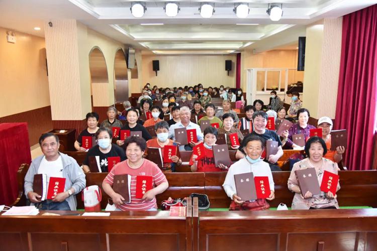 Believers took a group picture with certificates of completion and Bibles in hands as they graduated from the sixth literacy class at Huai'an Church in Jiangsu Province on June 13, 2023.