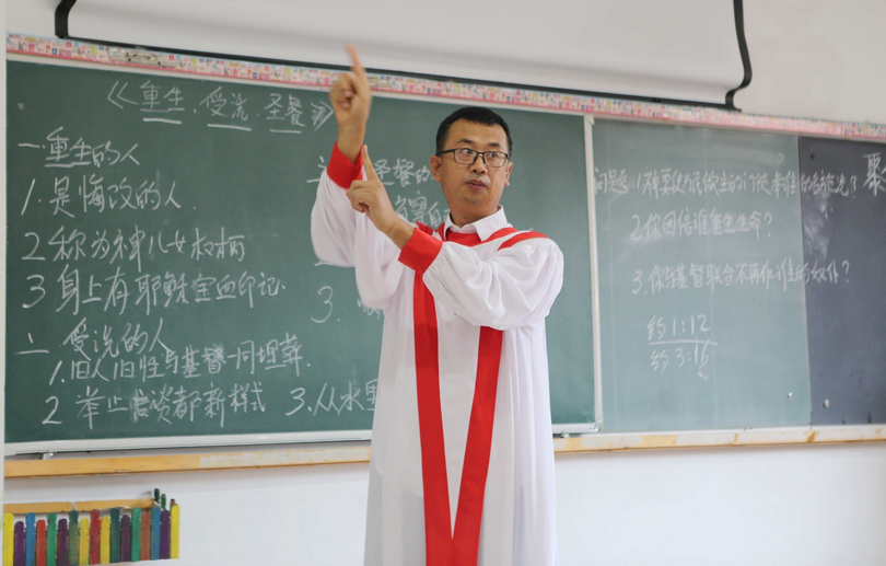 Wang Shengjun, in charge of Xinquan Deaf Fellowship of Xingsheng Church, Tiexi District, Anshan, Liaoning Province, preached a sermon in sign language on an unknown date in 2022.