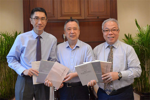 Rev. Xu Xiaohong (the middle), chairman of TSPM, received Matthew Fung, general secretary of Christian Communications Ltd., and Thomas Tang, a specially invited consultant, at the station of CCC&TSPM in Shanghai on August 29, 2023.