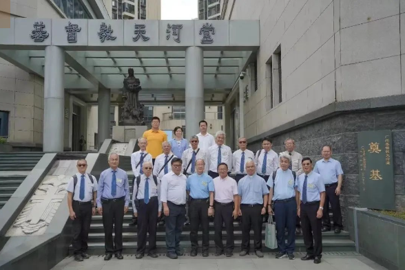 Leaders and staff workers of the Guangzhou Municipal CC&TSPM took a group photo with the delegation from the Hong Kong Chinese Christian Churches Union (HKCCCU) in front of the Tianhe Church in Guangzhou, Guangdong, on September 6, 2023.