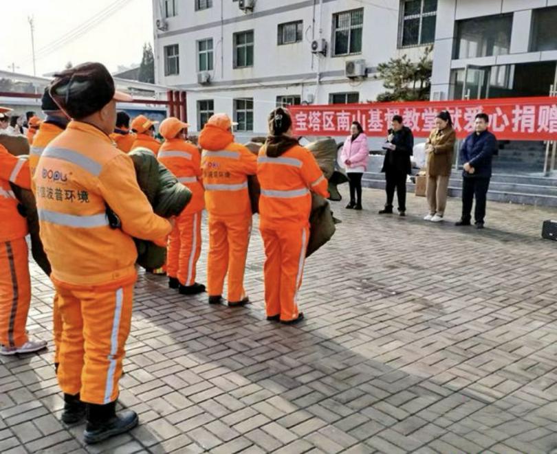 Church staff workers of Nanshan Church, Yanguo Village, distributed cold protection supplies to sanitation workers in Chuankou Town, Baota District, Yan'an City on December 11, 2023.