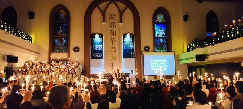 Tian'an Church in Fuzhou, Fujian, held the Christmas Eve candlelight service on December 24, 2023.