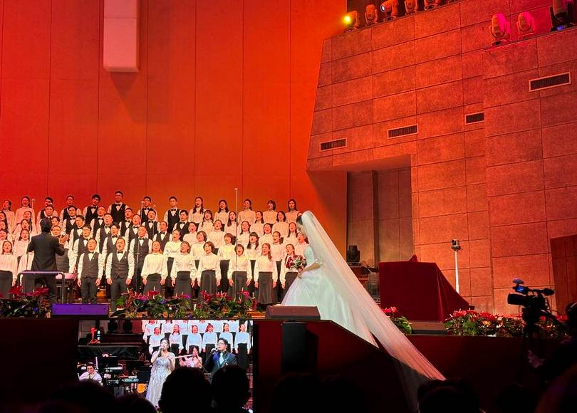 The bride in white gauze slowly walked into the hall of the church during the dance worship "Bridegroom and Bride" at the Chongyi Church in Hangzhou City, Zhejiang Province, on December 23, 2023.