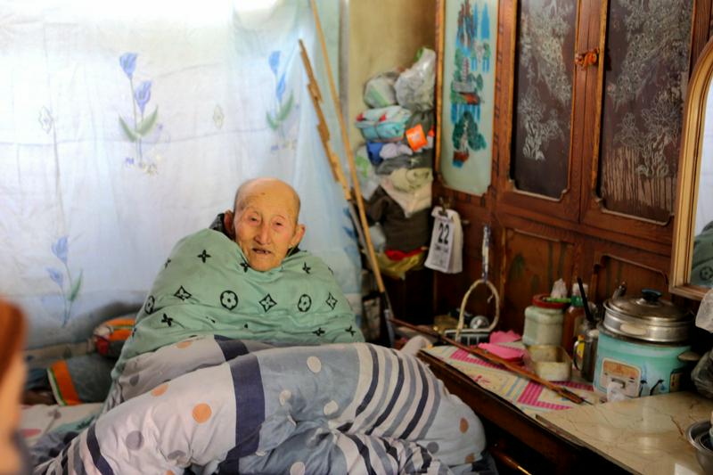 A picture of the 95-year-old bedridden brother who was taken care of by his widowed daughter-in-law in Gaizhou City, Liaoning Province