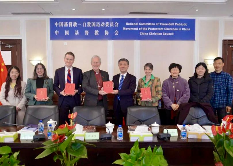 Rev. Wu Wei (in the middle), president of the China Christian Council (CCC), welcomed Rt Revd. David Urquhart (4th from the left), Bishop of Birmingham and Archbishop of Canterbury’s envoy to China, and a delegation from the Church of England at the station of CCC&TSPM in Shanghai on January 25, 2024.