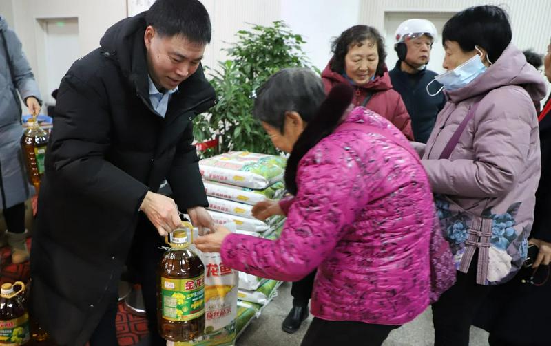 The St. James Church, along with three local communities, provided 120 needy families with basic foods in Yichang City, Hunan Province, on January 31, 2024.