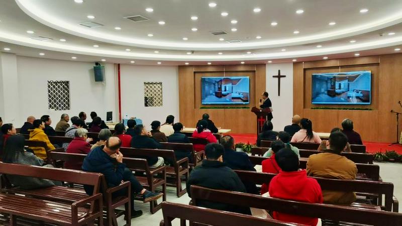 Rev. Zheng Rujian briefed the nearly 50 attendees on the construction process of the earth building during the gathering held by the Yongding District Church at the unfinished tulou church in Hukeng Township, Yongding District, Longyan City, Fujian Province, on February 12, 2024, the third day of the lunar new year.
