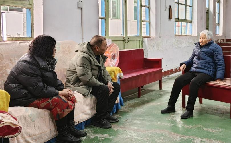 The picture of Elder Zheng Fengying (first from the right)