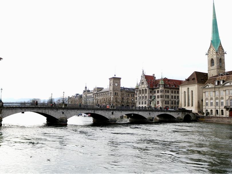 A picture of the Limmat River and Münsterbrücke in downtown Zürich, Switzerland