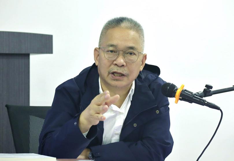 A picture of the psychologist Dr. Wang Xuefu delivering a lecture