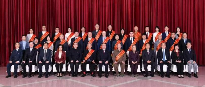 Elder Wang Jianhua (second from the left on the second row), titled the "2024 Charity Star Individual Award" in Shanghai, took a group picture on May 7, 2024.