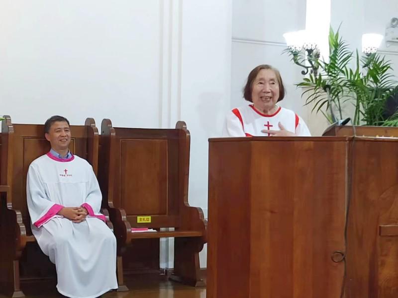 An elder sister in Christ gave a speech at Mujia Garden Church in Suzhou, Jiangsu, during a serivce to commemorate its 100th anniversary on May 26, 2024.