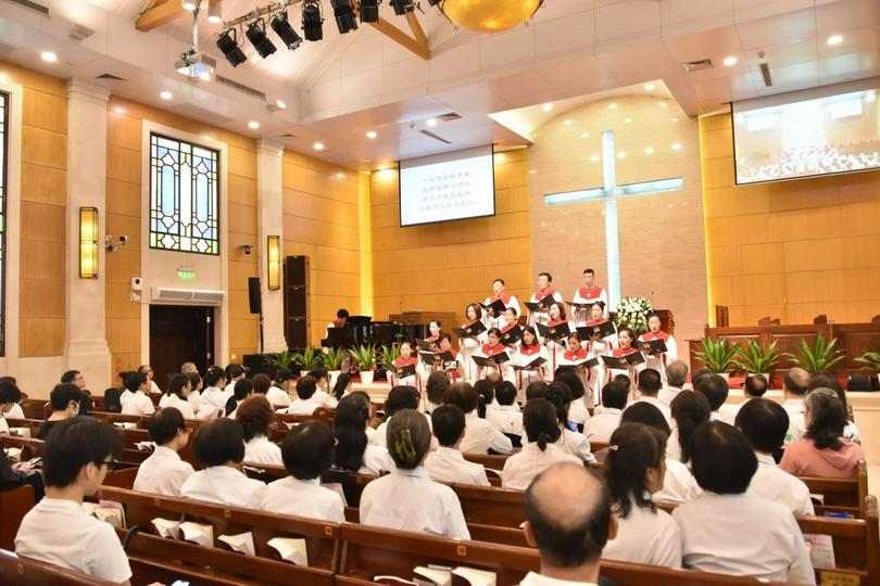 The members of the ministry for people above 50 of Guangzhou Zion Church, Guangdong, presented a hymn during a storytelling activity on June 1, 2024.