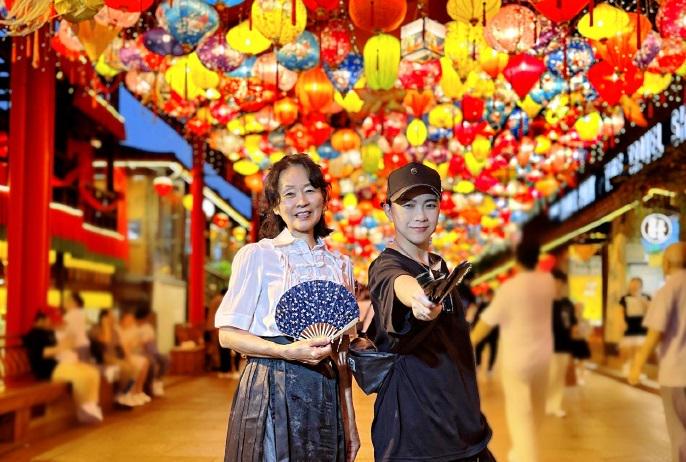 A picture of Zhang Yunjing and her mother during trip on mainland China