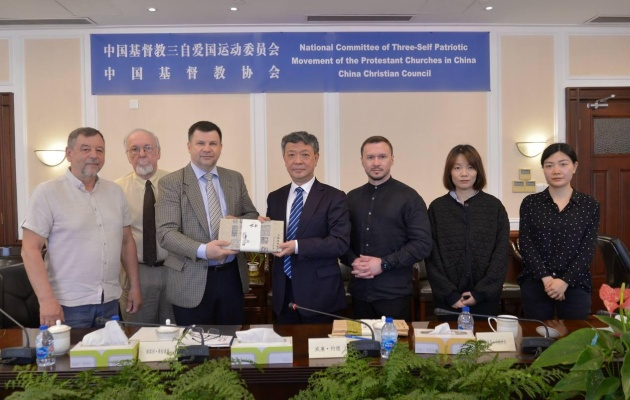 Vitaly Vlasenko (third from the left), general secretary of the Russian Evangelical Alliance (REA), one of the four-person Russian Protestant delegation, visited CCC&TSPM in Shanghai on April 15, 2024.