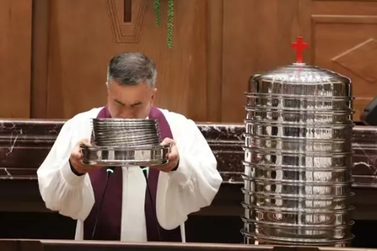 Elder Yang Jiehua consecrated the bread during a communion service at Lord’s Grace Church (Zhu’en Church) in Longgang, Zhejiang, on Maundy Thursday, March 28, 2024.