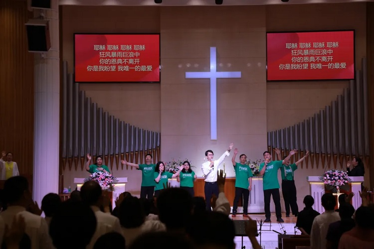 The praise team presented a hymn during the Easter Sunday evening service at Guangzhou Shifu Church in Guangdong on March 31, 2024.