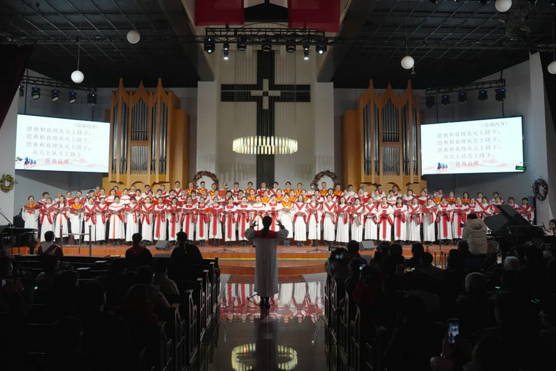 A large choir performed to celebrate Christmas at a church in Beijing during Christmas Week 2024.