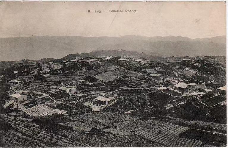 A panoramic view of the Guliang Summer Resort in Fuzhou City, Fujian Province, captured between 1900 and 1910, features the Guliang New Church, the original site of the Kuliang Club, and other surrounding buildings.