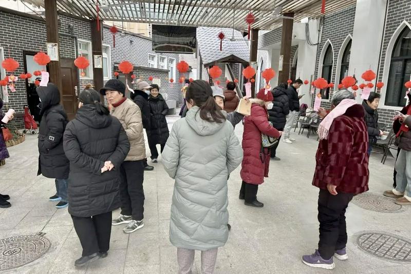 Before the Lantern Festival in 2025, congregants took part in guessing the lantern riddles at Renmin Road Church in Guancheng District, Zhengzhou City, Henan Province.