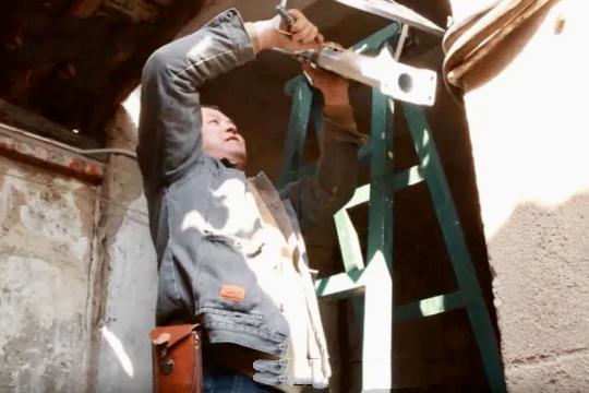 A man installed the streetlights in Jiuru Lane, Yangjiamen Community, Jinshan Street, Runzhou District, Zhenjiang City, Jiangsu Province, on February 24, 2025.