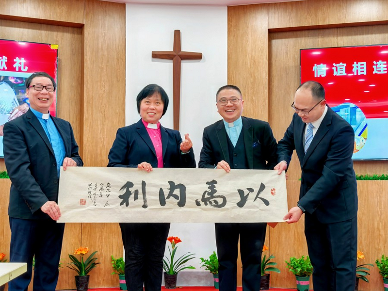 A calligraphy piece inscribed with "Immanuel" was given as a gift to Tulou Church in Hukeng, Yongding District, Longyan City, Fujian Province, on March 14, 2025.