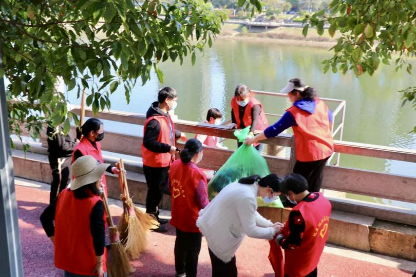 Xinyu Municipal CC&TSPM, in collaboration with the Kuixingge Community, organized a volunteer activity focused on environmental protection in Xinyu City, Jiangxi Province, on March 21, 2025.