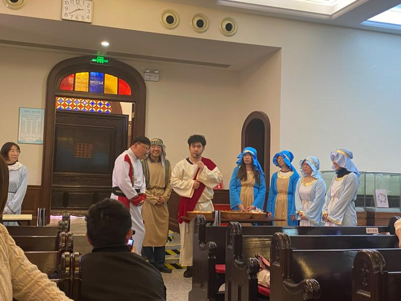 Youth fellowship members of the Hongde Church staged an immersive drama titled “From Jerusalem to Calvary” at Shanghai Fitch Memorial Church on April 13, 2025.