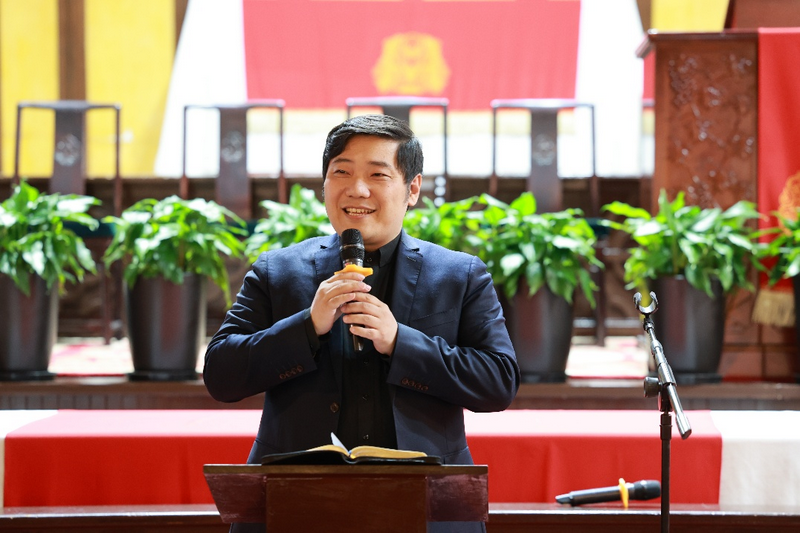 Assistant Pastor Yan Shuliang delivered a sermon focusing on the theme of “The Greatest Commandment” at the Holy Tuesday service held by Chongwenmen Church in Beijing on April 15, 2025.