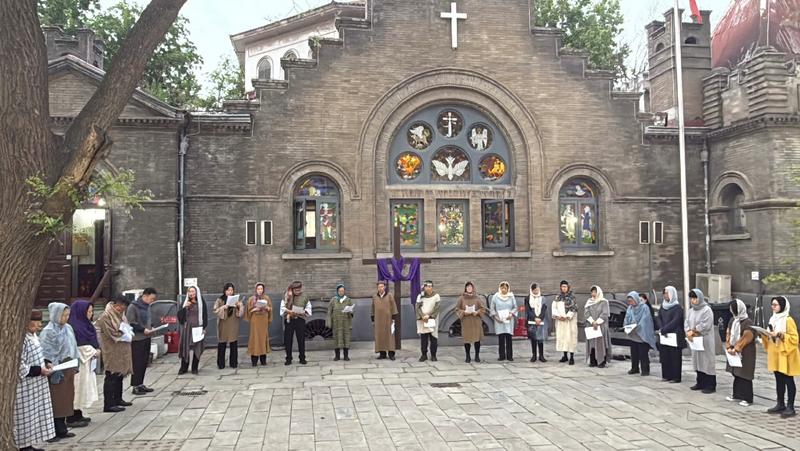 More than 20 choir members of Chongwenmen Church in Beijing led the congregation in praise and worship in the churchyard during the Holy Tuesday service held by Chongwenmen Church in Beijing on April 15, 2025.