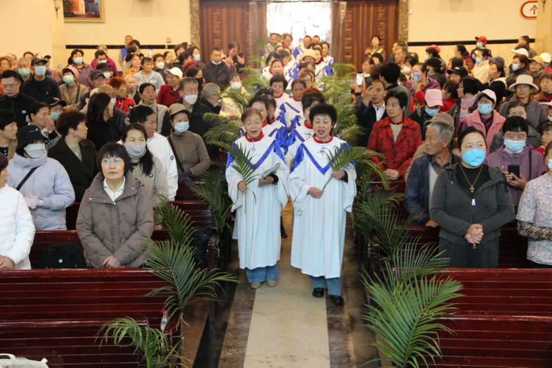 Believers in traditional attire held a Palm Sunday procession at Trinity International Church in Kunming City, Yunnan Province, on April 13, 2025.
