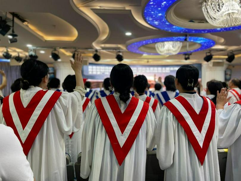 The choir of Shenzhen Xiangmihu Church joined in the worship and praise part of the special communion service on Maundy Thursday, April 17, 2025.