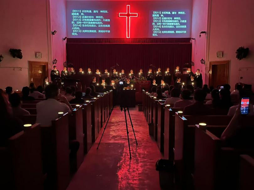 On April 19, 2025, a theological seminary in central China hosted a Easter Vigil Candlelight Service.