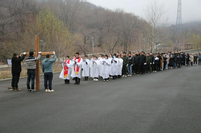 On Good Friday, April 18, 2025, teachers and students of Heilongjiang Theological Seminary held an outdoor "Meditation on the Stations of the Cross" procession in Harbin, Heilongjiang Province.