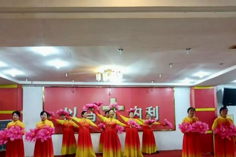 On April 20, 2025, Christian women in festive dresses performed a dance to celebrate Easter at Jesus Church in Yichun, Jiangxi Province.