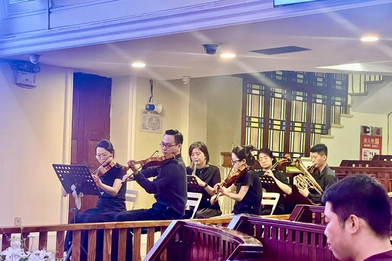 A chamber ensemble enhanced the worship during the Easter Sunday evening service at Dongshan Church in Guangzhou, Guangdong Province, on April 20, 2025.