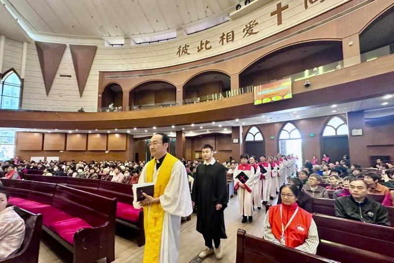 On April 20, 2025, at Hudson Taylor Memorial Church (Xuande Church) in Zhenjiang, Jiangsu Province, the pastor entered the chapel, followed by the officiant and choir, ahead of the Easter Sunday worship service.