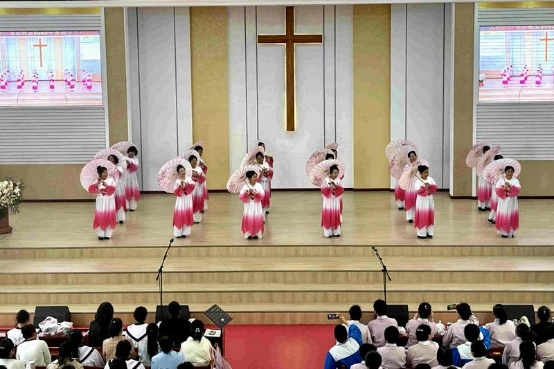 On April 20, 2025, middle-aged Christian women performed an umbrella dance during the Easter Sunday worship service at Dashiqiao Church in Yingkou, Liaoning Province.