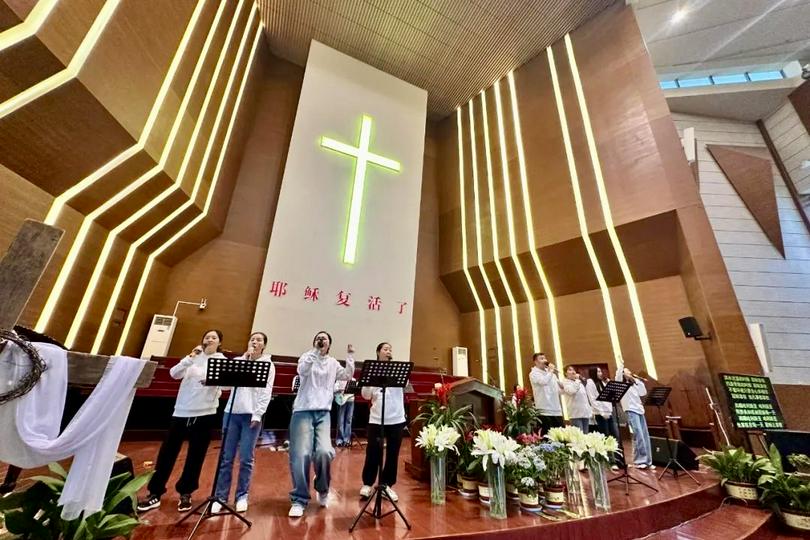On April 20, 2025, young Christians gave a performance to celebrate Easter at Hudson Taylor Memorial Church (Xuande Church) in Zhenjiang, Jiangsu Province.