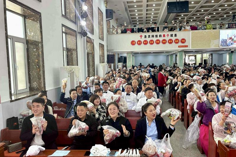 On April 20, 2025, believers rejoiced as they received Easter gifts during the Easter Sunday worship service at Dashiqiao Church in Yingkou, Liaoning Province.
