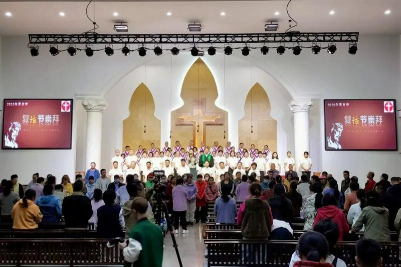On the evening of April 20, 2025, Enquan Church in Weicheng District, Weifang City, Shandong Province, held an Easter music worship service.
