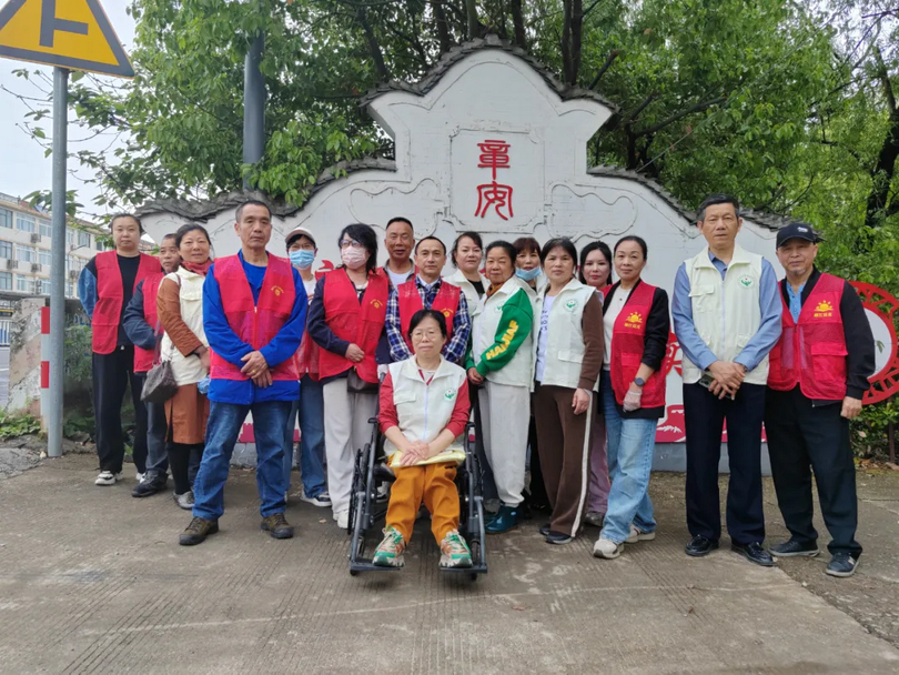 A commemorative photo was taken during the charity event held by the Taizhou Fraternity Association in Taizhou City, Zhejiang Province, on April 23, 2025.