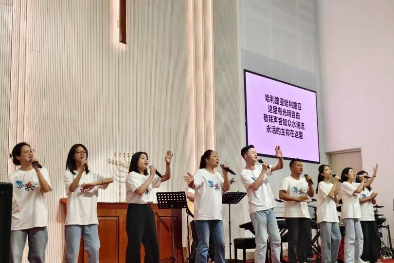 A youth choir performed during the youth retreat held by Huizhou Municipal CC&TSPM in Huizhou City, Guangdong Province, on May 5, 2025.