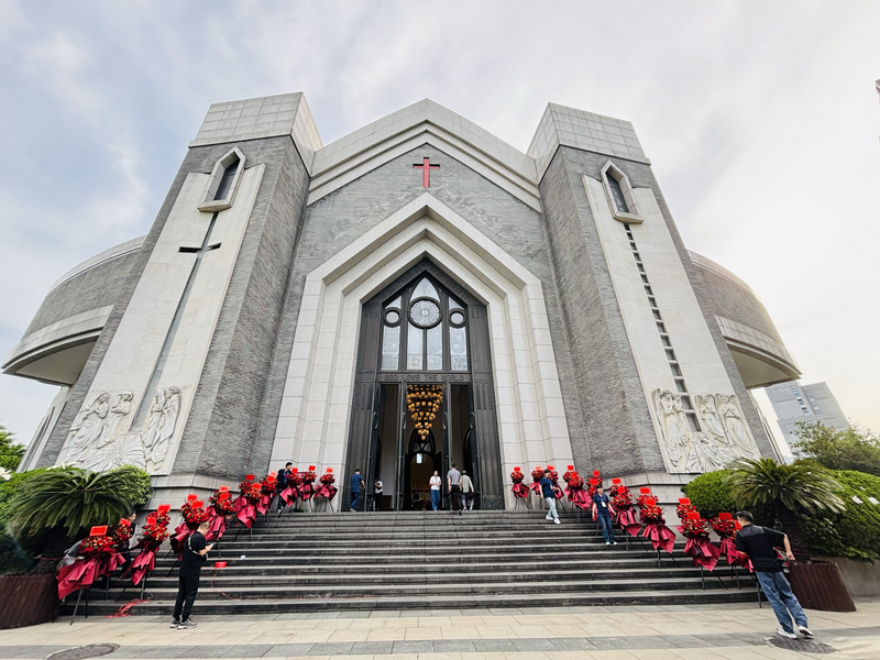On May 3, 2025, Christians gathered to celebrate the dedication ceremony of the new hall of Chongyi Church in Hangzhou, Zhejiang Province, as seen in the image of the grand entrance adorned with red flower arrangements.