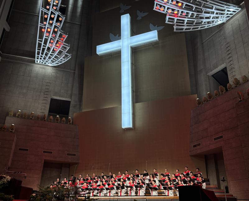 On May 3, 2025, a choir presented hymns of praise during the 20th anniversary celebration of Chongyi Church's new building in Hangzhou, Zhejiang Province.